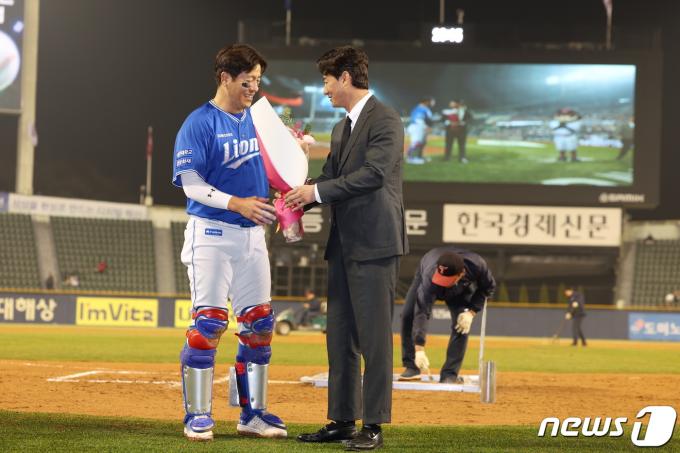 [사진] KBO리그 통산 최다 경기 출장 기록 세운 강민호