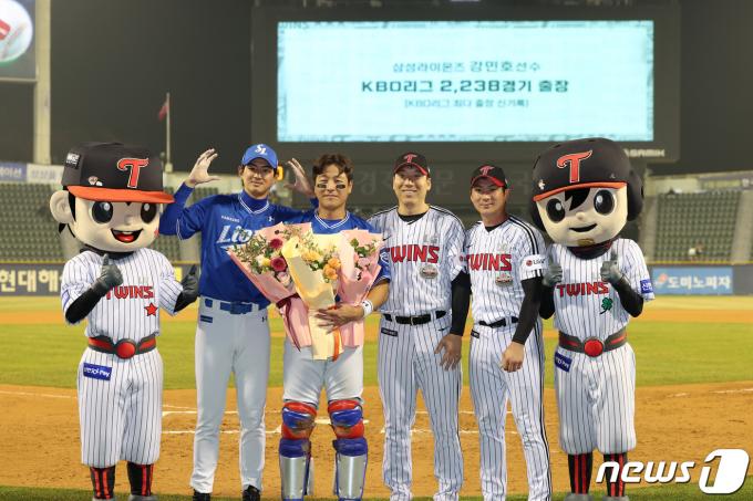 [사진] 'KBO 최다 출장' 기념촬영 하는 강민호