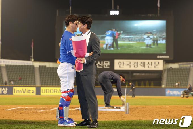 [사진] 강민호 'KBO리그 통산 최다 경기 출장 신기록'