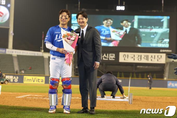 [사진] 강민호 'KBO리그 통산 최다 경기 출장'