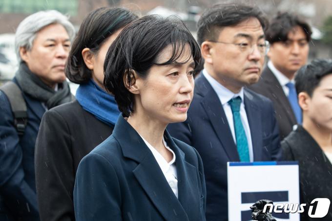 조국 조국혁신당 여성 비례1번 박은정 전 검사가 19일 용산 대통령실 앞에서 기자회견을 열고 윤석열 대통령이 '민생토론회'를 빙자해 관권선거운동을 하고 있다며 주장하며 중단을 촉구하고 있다. 2024.3.19/뉴스1 ⓒ News1 유승관 기자