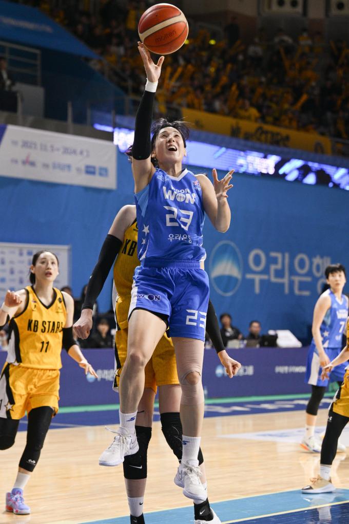 아산 우리은행이 28일 열린 2023-24 여자프로농구 챔피언결정전 3차전에서 청주 KB를 제압했다. 2승1패를 거둔 우리은행은 우승까지 1승만 남겨뒀다. 사진은 이 경기에서 21점을 올린 김단비. (WKBL 제공)