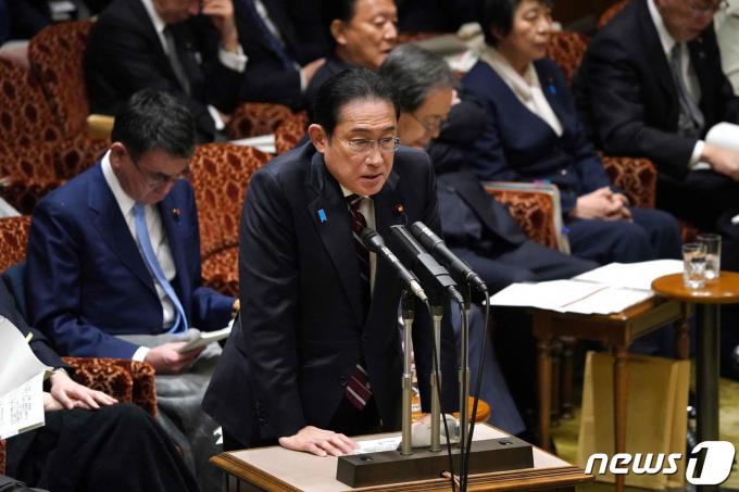 기시다 후미오 일본 총리가 28일 참의원(상원) 예산위원회 회의에 출석해 의원 질의에 답변하고 있다. 이날 후미오 총리는 붉은 누룩 건강기능식품에 의한 신장질환 의심사례에 대해 원인 규명과 재발 방지 대책을 약속했다. 2024.3.28. ⓒ AFP=뉴스1 ⓒ News1 김성식 기자