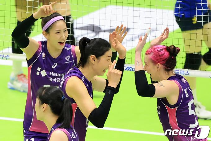 28일 오후 경기 수원시 장안구 수원실내체육관에서 열린 프로배구 ‘도드람 2023~2024 V리그’ 여자부 챔피언결정전 1차전 흥국생명과 현대건설의 경기, 2세트 흥국생명 김연경과 윌로우가 득점에 성공한 뒤 기쁨을 나누고 있다. 2024.3.28/뉴스1 ⓒ News1 김진환 기자
