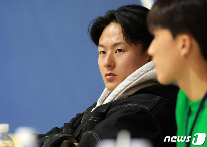 28일 오후 경기 수원시 장안구 수원실내체육관에서 열린 프로배구 ‘도드람 2023~2024 V리그’ 여자부 챔피언결정전 1차전 흥국생명과 현대건설의 경기, K리그1 수원FC의 이승우가 경기장을 찾아 관전하고 있다. 2024.3.28/뉴스1 ⓒ News1 김진환 기자