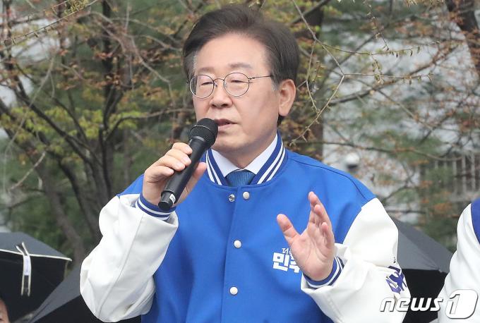 이재명 더불어민주당 대표가 공식 선거운동이 시작된 28일 오전 서울 성동구 왕십리역 광장에서 전현희 더불어민주당 서울 중구성동갑 후보와 박성준 서울 중구성동을 후보의 지지를 호소하고 있다. 2024.3.28/뉴스1 ⓒ News1 임세영 기자