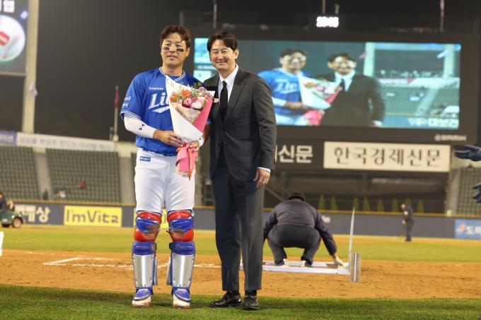 삼성 라이온즈 포수 강민호(왼쪽)가 28일 열린 KBO리그 잠실 LG 트윈스전에서 통산 최다 2238경기 출장 기록을 달성했다. 5회말 종료 후 행사를 진행, 박용택(오른쪽)과 기념 사진을 촬영하고 있다. (LG 트윈스 제공)