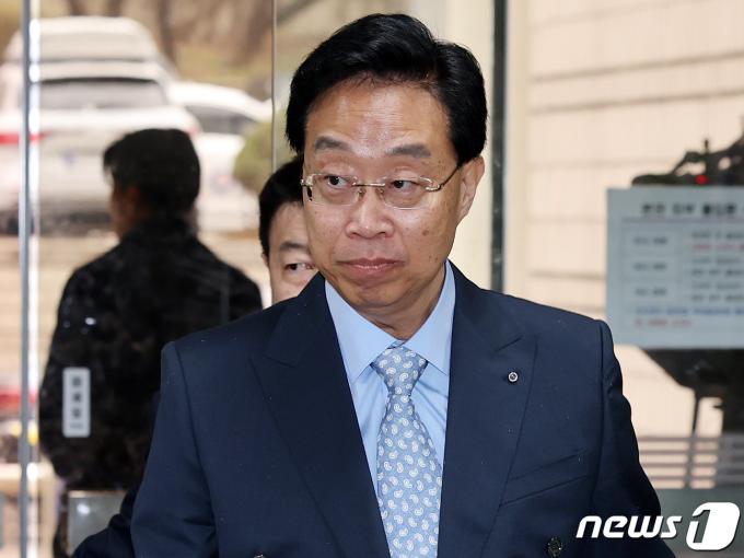 백현동 개발업자 등으로부터 수억 원을 받은 혐의를 받고 있는 전준경 민주연구원 전 부원장이 28일 오후 서울 서초구 서울중앙지법에서 열리는 구속 전 피의자 심문(영장실질심사)에 출석하고 있다. 검찰에 따르면 전 전 부원장은 2015년 7월부터 지난해 12월까지 국민권익위원회 비상임위원 등으로 재직하며 백현동 민간사업자인 정모 아시아디벨로퍼 대표가 실소유한 법인 등 6개 업체로부터 지자체 인허가 청탁 및 알선 명목으로 7억5888만 원을 수수한 혐의를 받고 있다. 또 2017년 한 온천 개발업체로부터 권익위 고충 민원 등과 관련해 2600만 원을 수수한 혐의도 받고 있다. 2024.3.28/뉴스1 ⓒ News1 김진환 기자