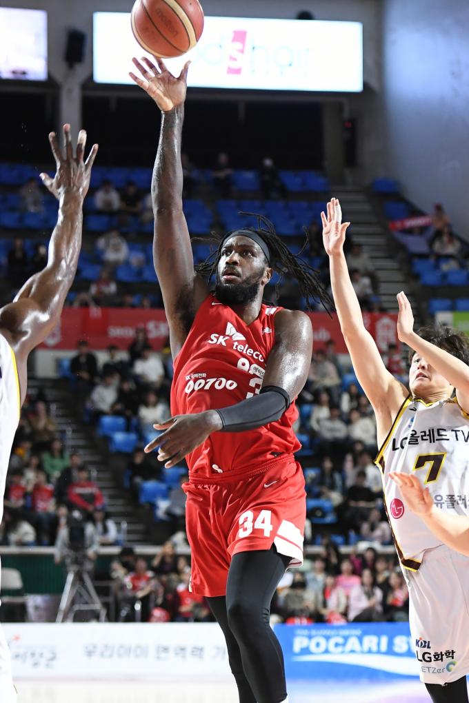 서울 SK가 28일 열린 2023-24 프로농구 홈 경기에서 창원 LG를 꺾고 4위를 확정했다. (KBL 제공)