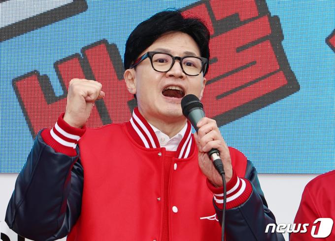 한동훈 국민의힘 비상대책위원장 겸 총괄선대위원장이 서울 동대문구 회기역사거리에서 김영우(동대문갑), 김경진(동대문을) 후보 지원유세중 발언하고 있다. 2024.3.28/뉴스1 ⓒ News1 구윤성 기자