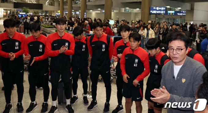 황선홍 한국올림픽대표팀 감독이 28일 오후 인천공항 제1터미널에서 2024 서아시아축구연맹(WAFF) U-23 챔피언십에서 우승한 23세 이하(U-23)선수들에게 격려의 말을 전하고 있다. 2024.3.28/뉴스1 ⓒ News1 김명섭 기자