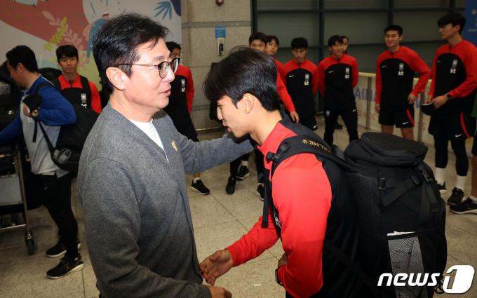 황선홍 한국올림픽대표팀 감독이 28일 오후 인천공항 제1터미널에서 2024 서아시아축구연맹(WAFF) U-23 챔피언십에서 우승한 23세 이하(U-23)선수들을 격려하고 있다. 한국올림픽축구대표팀은 27일 오전(한국시간) 사우디 아라비아 알 파테 클럽 스타디움에서 열린 2024 WAFF U-23 챔피언십 2024.3.28/뉴스1 ⓒ News1 김명섭 기자