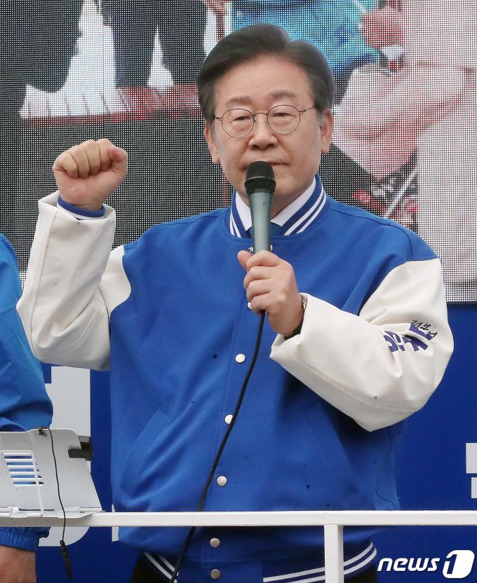 이재명 더불어민주당 대표가 공식 선거운동이 시작된 28일 오후 서울 동작구 성대로 인근에서 김병기 서울 동작갑 후보와 함께 지지를 호소하고 있다. 2024.3.28/뉴스1 ⓒ News1 임세영 기자