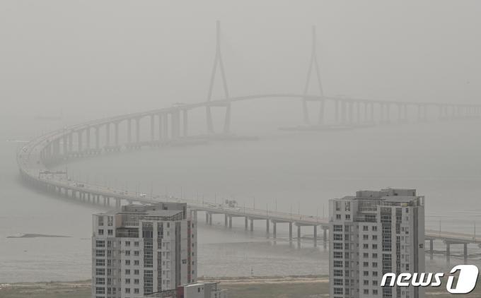 미세먼지 '나쁨' 수준을 보인 22일 인천 송도국제도시에서 인천대교가 흐리게 보이고 있다. 2023.5.22/뉴스1 ⓒ News1 김도우 기자