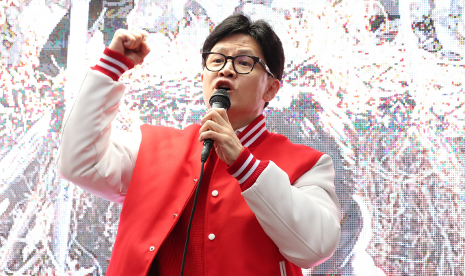 국민의힘이 한동훈 국민의힘 비상대책위원장의 발언 논란에 대해 언행 곙계령을 강화해야 한다는 의견이 나오고 있다. 사진은 한 위원장이 지난 28일  서울 노원구 경춘선숲길 공원에서 열린 '국민의힘으로 노원살리기' 지원유세에서 현경병 노원구갑 후보의 지지를 호소하는 모습. /사진=뉴시스