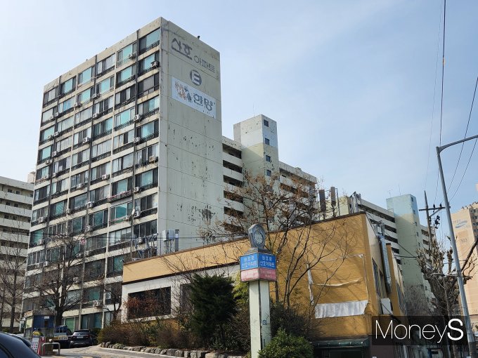 준공 47년째인 서울 용산구 산천동 소재 산호아파트에 대한 재건축 사업시행계획이 인가됐다. /사진=머니S 정영희 기자