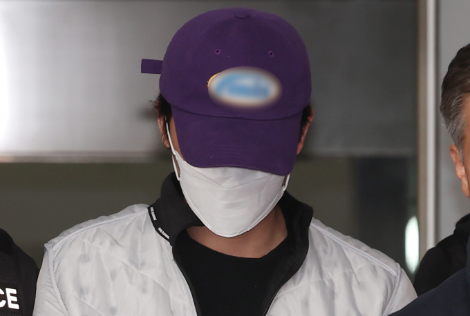 마약 투약 등 혐의를 받는 야구 국가대표 출신 오재원(39)가 검찰에 구속송치됐다. 사진은 29일 오전 서울강남경찰서에서 서울중앙지검으로 송치되고 있는 오재원. /사진=뉴스1