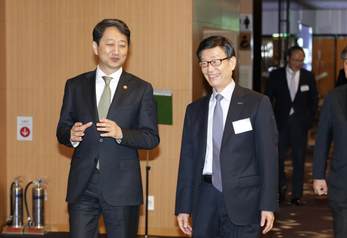 한국무역협회(KITA)가 29일 삼성동 인터컨티넨탈 서울 코엑스에서 개최한 '제178회 무역협회 CEO 조찬회'에서 윤진식 한국무역협회 회장(오른쪽)이 연사로 참여한 안덕근 산업통상자원부 장관과 이야기를 나누고 있다. / 사진= 한국무역협회