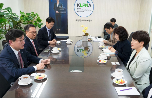 정부와 의사 갈등으로 의료 공백이 길어지자 여당인 국민의힘이 간호사 법안을 발의했다. 성태윤 대통령실 정책실장이 지난 27일 서울 용산구 대한간호조무사협회를 방문해 곽지연 협회장 등 임원진으로부터 간호조무사의 역할과 애로사항 등 현장 상황을 청취하고 있다. /사진=뉴스1