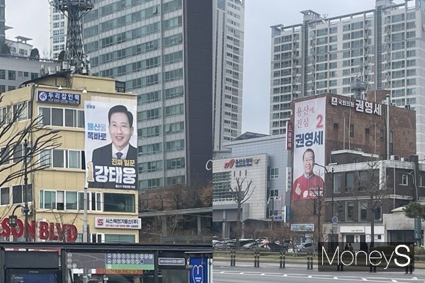 삼각지역 인근에는 대통령실이 위치해 있다. 사진은 삼각지역 인근 강태웅 더불어민주당 후보와 권영세 국민의힘 후보의 선거사무소. /사진=최문혁 기자