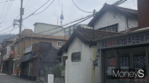 후암동을 포함한 용산 구도심 지역은 재개발 사업이 진행 중이다. 사진은 서울 용산구 후암동 주택가에서 보이는 남산서울타워. /사진=최문혁 기자