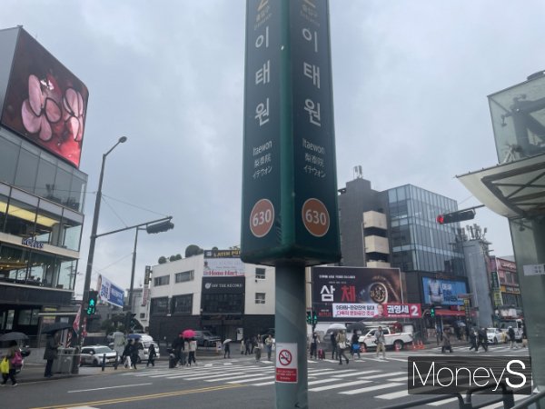 이태원 표심을 공략하기 위해서는 상권을 살리기 위한 공약이 중요해 보인다. 사진은 서울 지하철 6호선 이태원역 2번 출구. /사진=최문혁 기자