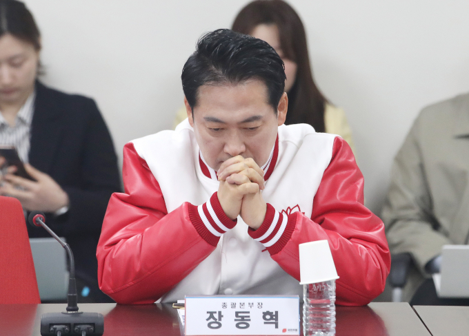 장동혁 국민의힘 사무총장이 국민의힘 4·10 총선 판세에 대해 "저희가 우세였는데 열세로 돌아선 곳들이 여럿 있기 때문에 아직은 이것을 가지고 총선 판세를 전체적으로 분석하기엔 어렵다는 생각이 든다"고 밝혔다. 사진은 장 사무총장이 지난 24일 서울 여의도 중앙당사에서 열린 중앙선거대책위원회의에서 생각에 잠겨있는 모습. /사진=뉴스1
