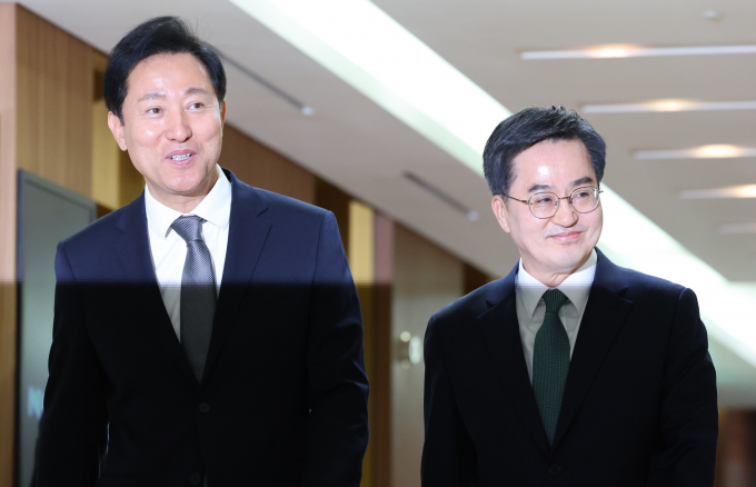  서울시와 경기도가 저마다 마련한 교통비 지원 서비스를 둘러싸고 여전히 갈등 중이다. 사진은 지난해 11월16일 오후 서울 중구 프레스센터에서 열린 서울시장·경기도지사·인천시장 3자 회담에 참석하고 있는 오세훈 서울시장과 김동연 경기도지사. /사진=뉴시스