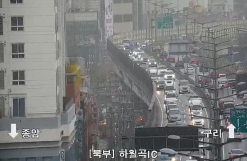 서울 성북구 화랑로에서 13중 차량 추돌사고가 발생했다. 사진은 사고가 발생한 도로 인근 정체된 차량들의 모습. /사진=서울시도시고속도로 CC(폐쇄회로)TV 캡처