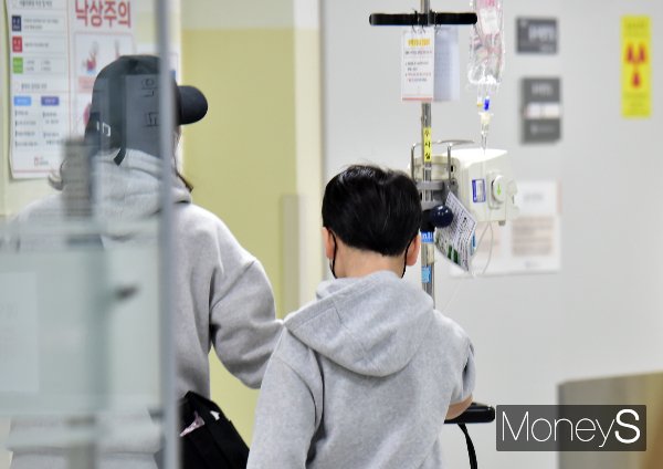 국제노동기구의 의견 요청 서한에 대해 고용노동부는 대화를 시도하고 있고 강제노동 관련 협약을 잘 지키고 있음을 설명할 것이라는 입장을 밝혔다. 지난달 21일 서울 한 병원 응급센터 앞에서 부모와 자녀가 이동하고 있다. /사진=임한별 기자