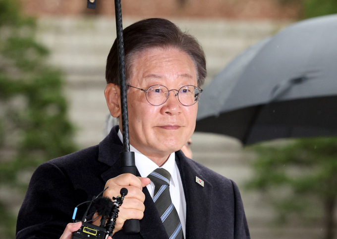 이재명 더불어민주당 대표가 29일 '대장동·백현동·성남FC' 의혹 재판 출석에 대해 "검찰과 이 정권이 바라는 바일테니 할 수 없다"며 "선거운동 기간엔 정말 일초가 여삼추인데 어떻게 하겠나"라고 전했다. 사진은 이 대표가 29일 서울 서초구 서울중앙지법에서 열린 '대장동 배임·성남FC 뇌물' 관련 특정범죄가중처벌등에관한법률위반(뇌물)등 1심 속행 공판에 출석하는 모습. /사진=뉴스1