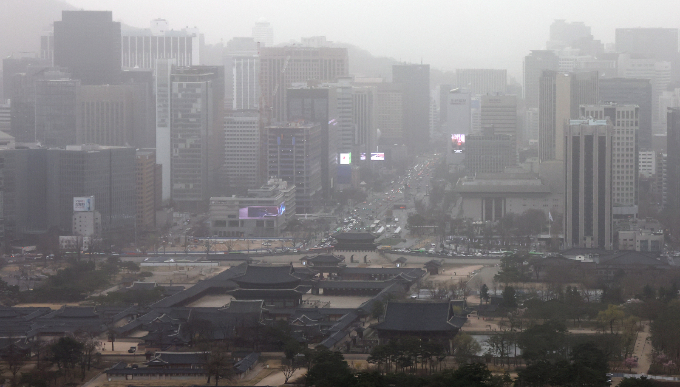 오는 30일 일부 지역 낮 기온이 21도까지 오르며 미세먼지 농도가 나쁠 것으로 보인다. 사진은 29일 오전 서울 광화문과 세종대로 일대가 뿌옇게 보이는 모습. /사진=뉴스1