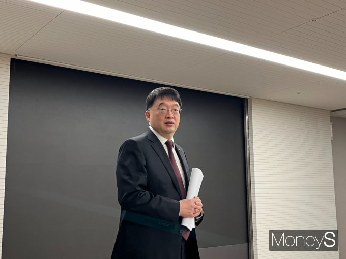 이우현 OCI홀딩스 회장이 29일 기자들과 만나 제약·바이오 사업 계획을 언급했다. 사진은 이날 주총 이후 기자들과 인터뷰하는 이 회장. /사진=김동욱 기자