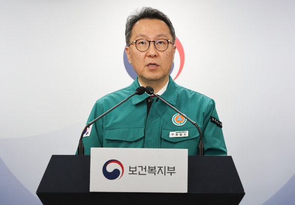 정부가 1세 미만 소아에 대해서만 별도로 높게 적용하던 연령 가산을 6세 미만 소아까지 확대하고 가산 수준도 최대 300%에서 1000%로 대폭 인상한다. 박민수 중앙사고수습본부 부본부장(보건복지부 제2차관)이 29일 서울 종로구 정부서울청사에서 의사 집단행동 중앙사고수습본부 브리핑을 하고 있다. /사진=뉴스1