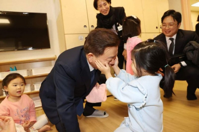3월 21일 시립광명포레나 어린이집을 방문한 박승원 광명시장의 볼을 한 어린이가 쓰다듬고 있다. / 사진제공=광명시 