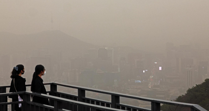 30일 미세먼지 농도가 잔류 황사의 영향으로 높을 것으로 전망된다. 낮 최고기온은 12~21도가 예상된다. 사진은 지난 29일 서울 종로구 북악산에서 바라본 황사로 뒤덮인 서울 풍경. /사진=뉴시스