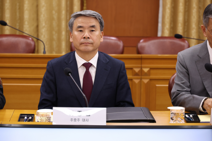 외교부가 29일 출입기자단에게 문자 메시지를 통해 이종섭 주호주대사의 사의를 수용한다고 전했다. 사진은 이 대사가 지난 28일 서울 종로구 외교부 청사에서 열린 방산협력 관계부처-주요 공관장 합동회의에 참석한 모습. /사진=뉴스1(공동취재) 