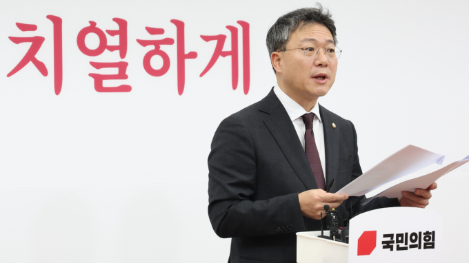 박정하 국민의힘 수석대변인이 29일 논평을 내고 이재명 더불어민주당 대표를 향해 민주당 소속 후보들의 부동산 투기 의혹에 대한 입장 발표를 요구했다. 사진은 지난해 12월 박 수석대변인이 서울 여의도 국회에서 비상대책위원 명단을 발표하는 모습. /사진=뉴스1
