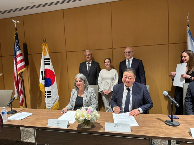 김경일(오른쪽) 파주시장이  다니엘라 레빈 카바 미국 마이애미-데이드 카운티장(좌쪽)과 바이오메디컬 기술 혁신을 위한 양해각서를 체결히고 있다. / 사진제공=파주시 