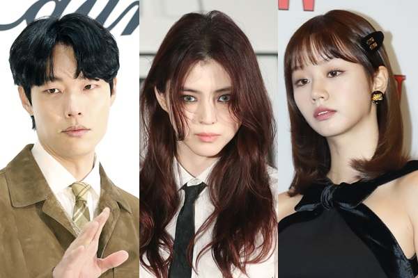 배우 류준열과 공개 열애 중인 한소희가 환승연애 의혹에 대해 재차 부인하며 이미 지나간 이슈에 또 다시 불을 지폈다. 사진은 배우 류준열,한소희,혜리(왼쪽부터). /사진=뉴스1