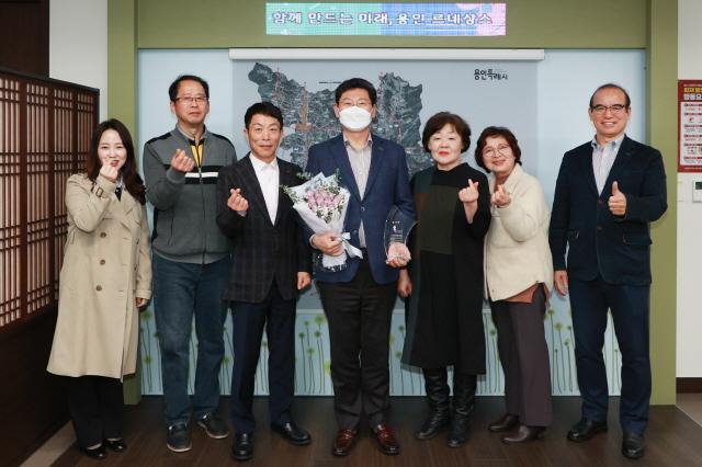  이상일 용인특례시장(가운데)이 28일 구갈상점가 상인회로부터 감사패를 받은 후 기념촬영을 하고 있다. / 사진제공=용인특례시