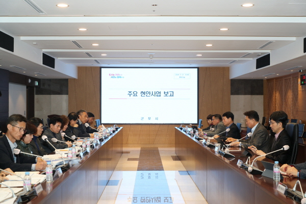  하은호 군포시장(오른쪽 두번째)은 2024년 주요 현안사업 보고회를 주재하며 주요 현안에 대해 시민들이 변화를 체감할 수 있는 가시적인 성과를 낼 수 있도록 속도를 내달라고 당부했다. / 사진제공=군포시