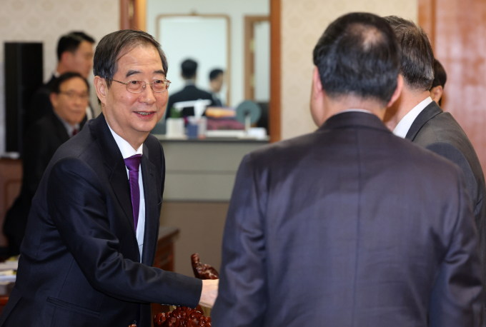 한덕수 국무총리가 29일 5대 병원장을 만나 의료계와 정부의 대화체 구성에 역할을 해달라고 당부했다. 사진은 한 총리(왼쪽)가 29일 서울 종로구 정부서울청사에서 간담회에 참석한 5대 병원장들과 악수하는 모습. /사진=뉴시스