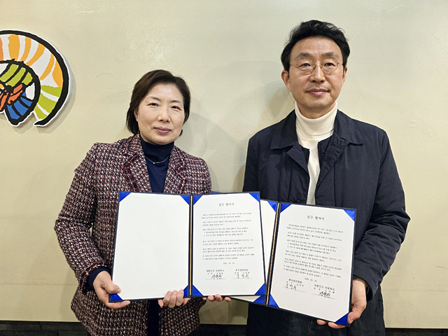 김정희 최치원문학관장(왼쪽)이 권택환 대한민국맨발학교장(오른쪽)과 고운사 천년숲길 맨발 걷기 행사 업무협약서를 들어보이고 있다./사진제공=경북 의성 최치원문학관