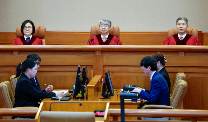 이종석 헌법재판소장(가운데), 이은애(왼쪽), 이영진 재판관이 28일 오후 서울 종로구 헌법재판소 대심판정에서 3월 사건 선고를 하고 있다.  /사진제공=뉴스1