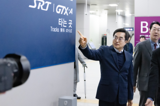 30일 수도권 광역급행철도(GTX)의 A노선 수서~동탄 구간 개통을 앞두고 김동연 경기도지사(우측 2번째)가 GTX A노선 동탄역을 둘러보고 관계자들을 격려했다. / 사진제공=경기도
