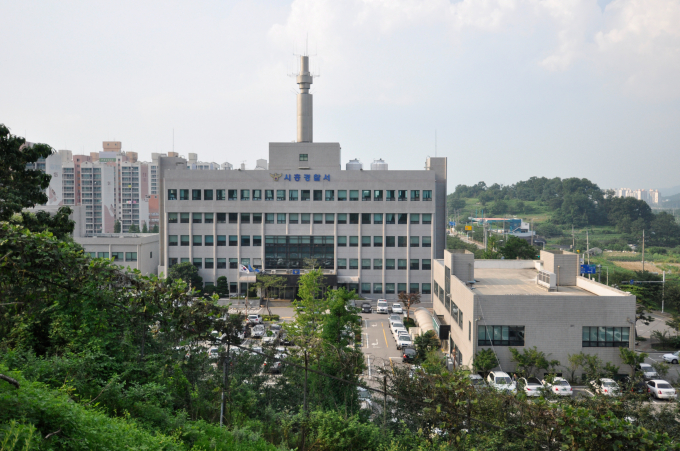  경기도 시흥시 물왕호수에서 승용차 1대가 물에 빠져 탑승하고 있던 70대 남녀가 숨졌다. 사진은 경기시흥경찰서 전경. /사진=뉴스1(경기남부경찰청)