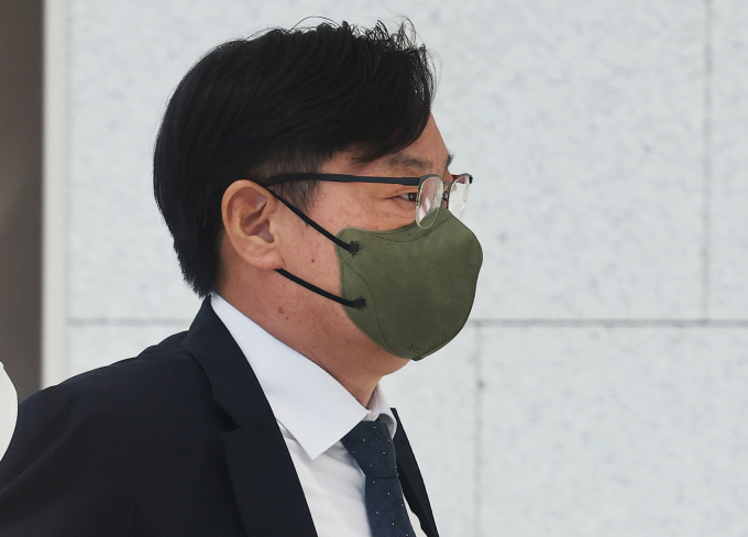 쌍방울 대북송금 의혹을 받고 있는 이화영 전 경기도 평화부지사의 재판이 건강 문제로 연기됐다. 사진은 지난 2022년 9월27일 경기 수원시 영통구 수원지방검찰청으로 들어가고 있는 이 전 부지사. /사진=뉴스1