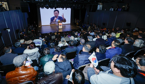 송영길 소나무당 대표의 보석 청구가 기각되면서 송 대표는 옥중에서 선거운동을 이어갈 것으로 보인다. 사진은 지난 6일 오후 서울 종로구 노무현시민센터에서 열린 소나무당 창당대회. /사진=뉴스1