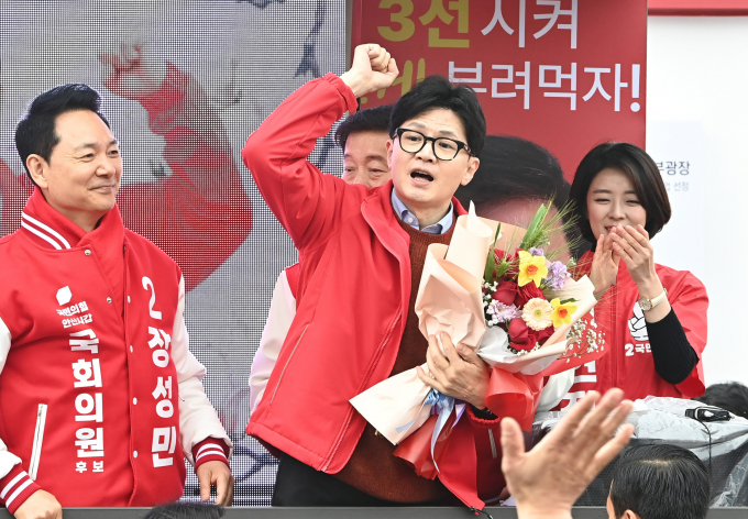 3월 4주차 한국갤럽 여론조사에서 국민의힘이 정당 지지율 37%, 더불어민주당이 29%를 기록했다. 사진은 한동훈 국민의힘 비상대책위원장(가운데)이 29일 경기 안산시 단원구 선부광장에서 열린 '국민의힘으로 안산살리기' 지원유세에서 지지를 호소하는 모습. /사진=뉴시스